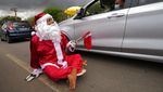 Bukan Bagi Hadiah, Santa Ini Malah Minta-minta di Jalanan Brasil