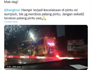 Detik-detik Menegangkan Penumpang Bus Berhamburan di Perlintasan KA Sumpiuh
