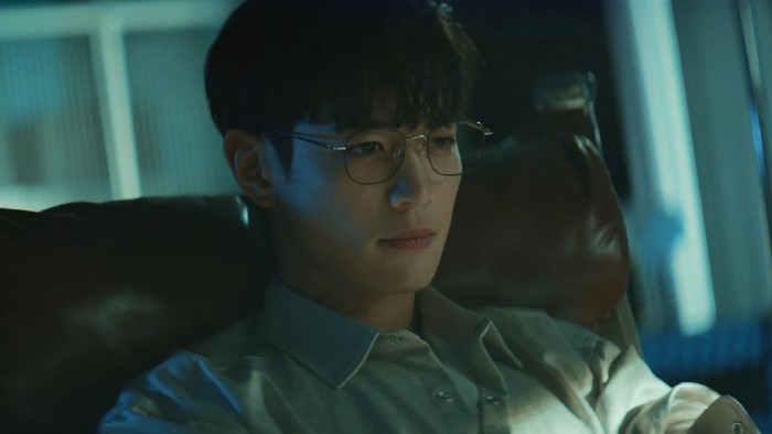 Minho SHINee merilis single berjudul Heartbreak. Dalam MV dengan estetik The Matrix ini, visual Minho sangat mempesona.