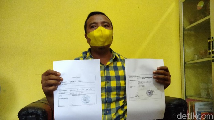 Anggota DRPD Tanjungbalai, Dahman Sirait saat menunjukkan bukti tanda terima laporan ke komisi kejaksaan RI