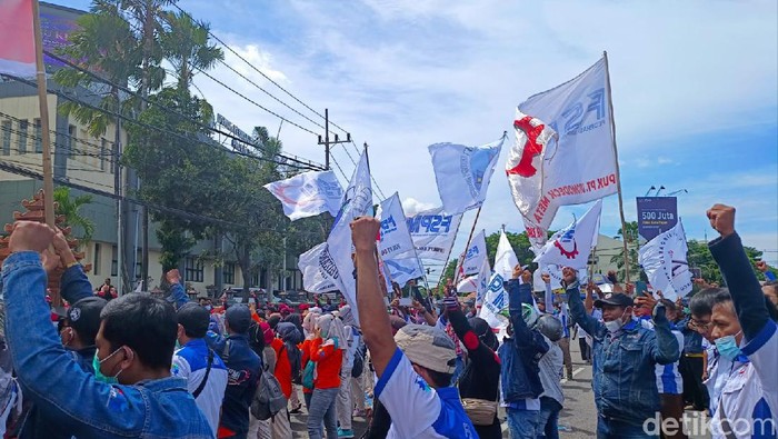 demo buruh di surabaya