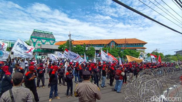 demo buruh di surabaya