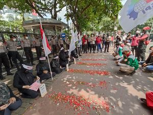 Minta Dipekerjakan Lagi, Serikat Pekerja IM2 Demo di Depan Indosat
