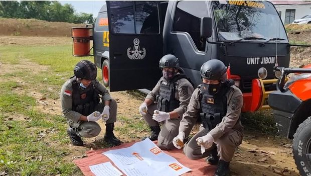 Detasemen Gegana Satbrimob Polda Sulteng memusnahkan barang bukti 6 buah bom lontong milik teroris Poso. Bom lontong tersebut memiliki daya ledak tinggi. (dok Polda Sulteng)