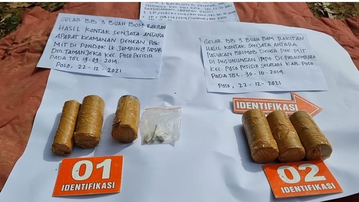 Detasemen Gegana Satbrimob Polda Sulteng memusnahkan barang bukti 6 buah bom lontong milik teroris Poso. Bom lontong tersebut memiliki daya ledak tinggi. (dok Polda Sulteng)