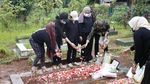 Potret Doddy Sudrajat Ziarah Makam di Ultah Vanesaa Angel: Berdoa-Tabur Bunga
