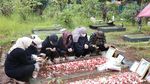 Potret Doddy Sudrajat Ziarah Makam di Ultah Vanesaa Angel: Berdoa-Tabur Bunga