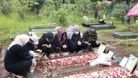 Proses itu berjalan tidak terlalu lama karena khawatir hujan akan turun. Foto: Palevi/detikcom