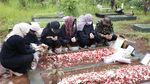 Potret Doddy Sudrajat Ziarah Makam di Ultah Vanesaa Angel: Berdoa-Tabur Bunga