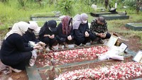 Doddy Sudrajat, Mayang, Chika dan beberapa orang lainnya berdua untuk mendiang Vanessa Angel. Foto: Palevi/detikcom