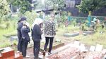 Potret Doddy Sudrajat Ziarah Makam di Ultah Vanesaa Angel: Berdoa-Tabur Bunga