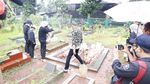 Potret Doddy Sudrajat Ziarah Makam di Ultah Vanesaa Angel: Berdoa-Tabur Bunga