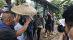 Potret Doddy Sudrajat Ziarah Makam di Ultah Vanesaa Angel: Berdoa-Tabur Bunga