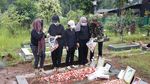 Potret Doddy Sudrajat Ziarah Makam di Ultah Vanesaa Angel: Berdoa-Tabur Bunga