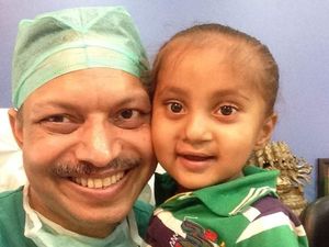 Inspiratif! Dokter Bedah Ini Beri Operasi Bibir Sumbing Gratis ke 37 Ribu Pasien
