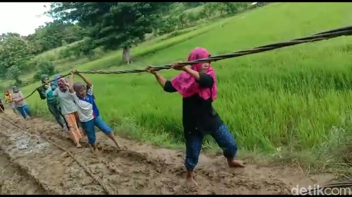 emak-emak tarik kabel listrik