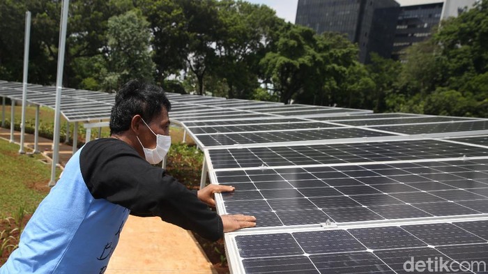 Pekerja saat menyelesaikan pembuatan panel surya untuk memenuhi kebutuhan listrik di Kompleks Parlemen, Senayan, Jakarta Pusat, Rabu, (22/12/2021).