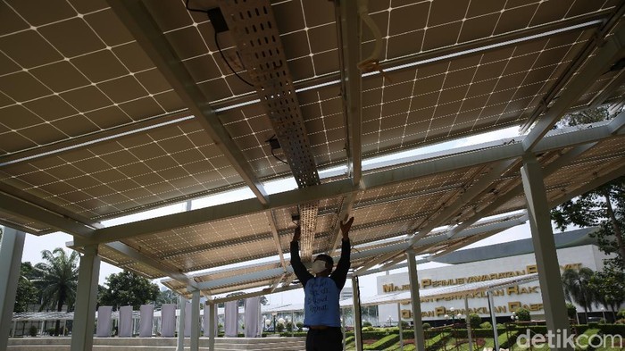 Pekerja saat menyelesaikan pembuatan panel surya untuk memenuhi kebutuhan listrik di Kompleks Parlemen, Senayan, Jakarta Pusat, Rabu, (22/12/2021).