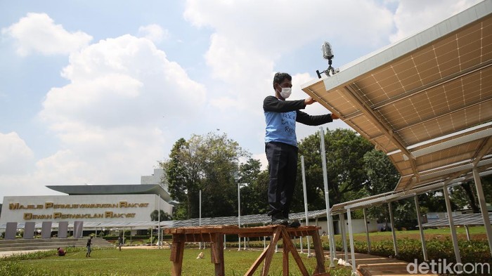 Pekerja saat menyelesaikan pembuatan panel surya untuk memenuhi kebutuhan listrik di Kompleks Parlemen, Senayan, Jakarta Pusat, Rabu, (22/12/2021).