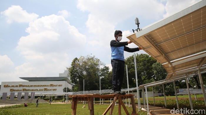 Energi Baru Terbarukan Bakal Menjadi Tulang Punggung Pemenuhan Energi Pada 2031 Pekerja saat menyelesaikan pembuatan panel surya untuk memenuhi kebutuhan listrik di Kompleks Parlemen, Senayan, Jakarta Pusat, Rabu, (22/12/2021).