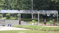 Pekerja saat menyelesaikan pembuatan panel surya untuk memenuhi kebutuhan listrik di Kompleks Parlemen, Senayan, Jakarta Pusat.