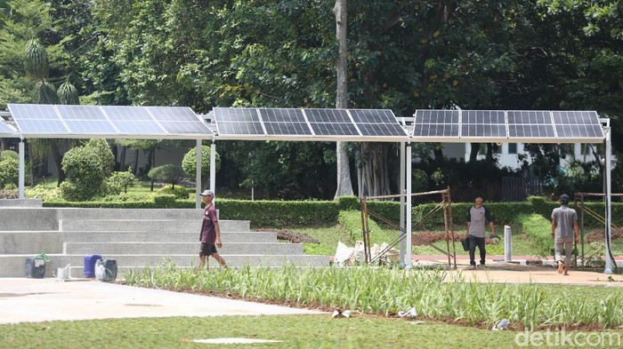 Pekerja saat menyelesaikan pembuatan panel surya untuk memenuhi kebutuhan listrik di Kompleks Parlemen, Senayan, Jakarta Pusat, Rabu, (22/12/2021).