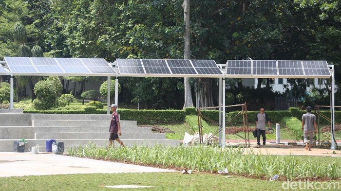 Energi Baru Terbarukan Bakal Menjadi Tulang Punggung Pemenuhan Energi Pada 2031 Pekerja saat menyelesaikan pembuatan panel surya untuk memenuhi kebutuhan listrik di Kompleks Parlemen, Senayan, Jakarta Pusat, Rabu, (22/12/2021).