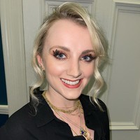 10. Evanna LynchEvanna Lynch bermain sebagai Luna Lovegood kini masih eksis di dunia hiburan. Ia beberapa kali main film indie dan membawakan acara podcast The ChickPeeps tentang vegan. Evanna juga terjun ke dunia bisnis dengan merilis brand makeup vegan, Kinder Beauty Box. Foto: Instagram Evanna Lynch