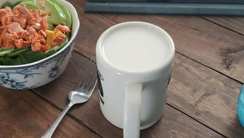 Tebak apakah gelas ini berisi susu atau dalam keadaan terbalik? Foto: Boredpanda