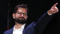 Melansir laman Anadolu, Menurut Badan Pemilu Chile (Servel) yang telah menghitung 92 persen suara, Gabriel Boric, seorang anggota parlemen kiri dan mantan aktivis mahasiswa, meraih 55 persen suara mengalahkan pesaingnya politisi sayap kanan Jose Antonio Kast yang mendapatkan 44 suara. AP Photo/Luis Hidalgo  