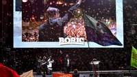 Gabriel Boric turut berjanji mengurangi jam kerja dari 45 menjadi 40 jam seminggu, untuk memajukan pembangunan hijau dan menciptakan 500.000 lapangan pekerjaan bagi perempuan. AP Photo/Matias Delacroix