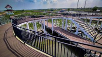 Berdasarkan pantauan hari Rabu (22/12/2021), Taman Mangrove Ketapang memiliki trek yang tertata rapi.  