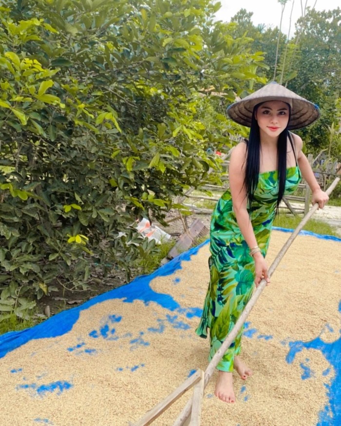 Gaya Seksi Tisya Erni Saat Nikmati Bir Pletok dan Racik Kopi