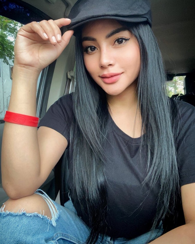 Gaya Seksi Tisya Erni Saat Nikmati Bir Pletok dan Racik Kopi