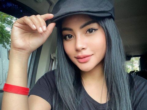 Gaya Seksi Tisya Erni Saat Nikmati Bir Pletok dan Racik Kopi