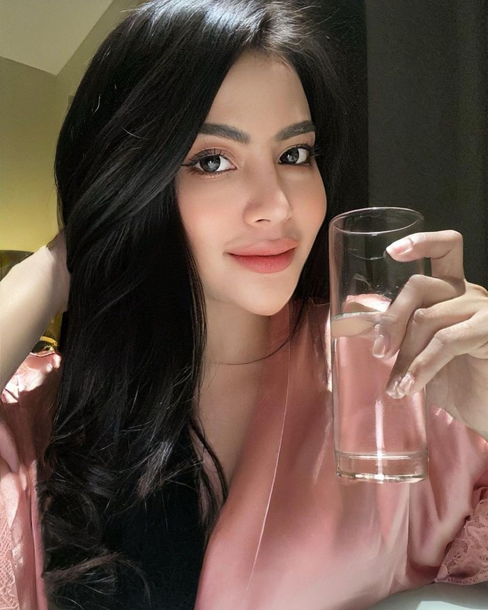 Gaya Seksi Tisya Erni Saat Nikmati Bir Pletok dan Racik Kopi Gaya Seksi Tisya Erni Saat Nikmati Bir Pletok dan Racik Kopi