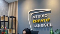 Asyik menikmati secangkir bir pletok, Tisya Erni pasang wajah manis dengan senyum di bibirnya. Tisya juga menyebut minuman tradisional Betawi ini punya rasa segar dan bagus untuk kesehatan. Foto: instagram @erni_tisya