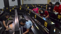 Warga membersihkan tempat peribadatan umat Kristiani di Gereja Katolik Santo Yohanes, Kabupaten Ciamis, Jawa Barat, Selasa (21/12/2021).