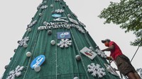 Pohon Natal ini juga untuk mengkampanyekan penerapan prokes mengingat Virus Corona varian Omicron sudah masuk Indonesia.