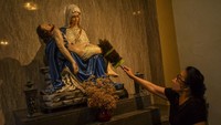 Menyambut Natal, setiap sudut gereja dibersihkan dan dipersiapkan untuk peribadatan Natal. Umat Kristiani yang ingin melangsungkan ibadah Misa Natal 2021secara langsung wajib mengantongi bukti vaksin dosis pertama dan kedua serta membatasi jemaat.