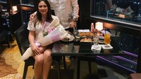 Beginilah pose Greta Iren saat nongkrong bareng dengan kekasihnya Ridho. Ridho juga merupakan sahabat mendiang Laura yang selalu membantu Laura. Foto: Instagram @gretairn