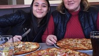 Nah, ini adalah momen Iren saat menikmati pizza bersama rekannya saat ia bersekolah di luar negeri. Foto: Instagram @gretairn