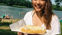 Terakhir ada momen Iren saat masih tinggal di luar negeri. Ia piknik bersama temannya di pinggir danau dan menikmati kue buatannya sendiri. Foto: Instagram @gretairn