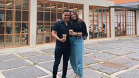 Kebersamaan Iren dan kekasihnya juga tampak pada momen yang satu ini. Mereka nongkrong di sebuah kafe estetik dan memesan menu kopi susu. Foto: Instagram @gretairn