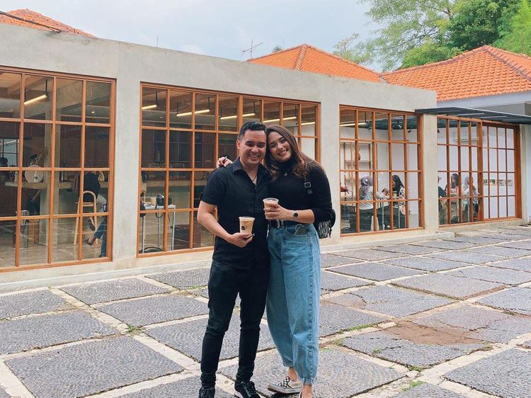 Cantiknya Greta Iren, Kakak Mendiang Laura yang Hobi Ngopi