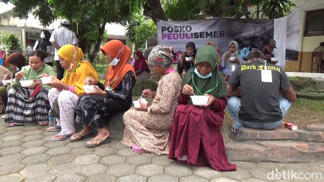 Puluhan pedagang membagikan 10.000 porsi bakso ke korban erupsi Gunung Semeru di Lumajang. Para pedagang itu tergabung dalam Paguyuban Pedagang Mie dan Bakso (Papmiso) Indonesia.