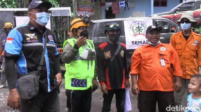 Hari ini merupakan Hari Ibu. Dari Lokasi erupsi Semeru, ada cerita seorang relawan yang merupakan emak-emak asal Surabaya.