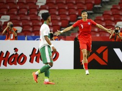 PR pertama yang harus dibenahi Indonesia dari laga tersebut adalah kurang fokus. Tak ayal, gawang Indonesia kebobolan juga di menit ke-70 oleh Ikhsan Fandi setelah jebakan offside tidak berjalan dengan baik (AP/Suhaimi Abdullah)