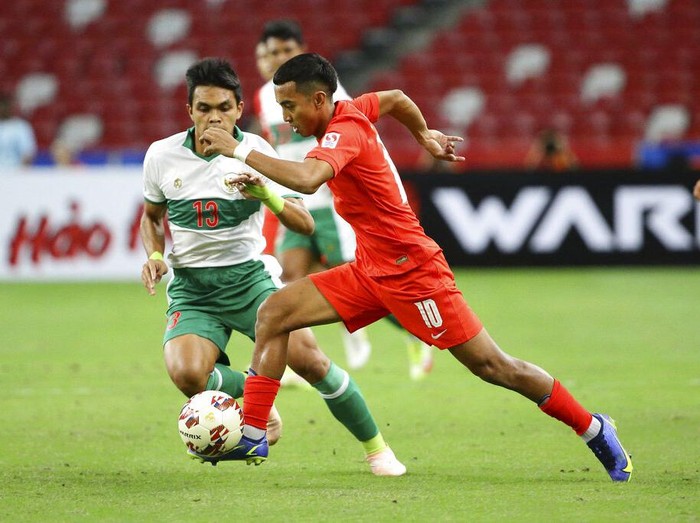 Ikhsan Fandi of Singapore, right, celebrates after scoring the equaliser during the AFF Suzuki Cup 2020 semi-final first leg soccer match between Singapore and Indonesia in Singapore, Wednesday, Dec. 22, 2021. (AP Photo/Suhaimi Abdullah)