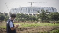 Petugas berada lokasi yang akan dibangun Jakarta International E-Prix Circuit (JIEC) di kawasan Taman Impian Jaya Ancol, Jakarta. Aprillio Akbar/Antara Foto